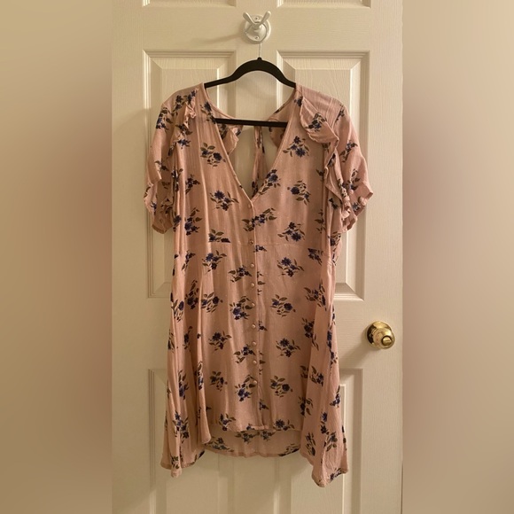 Boohoo Tea dress with open back and angel sleeve in pink floral - Picture 9 of 9